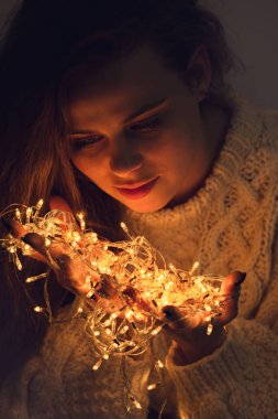 Bir çelenk arayan bir kadın