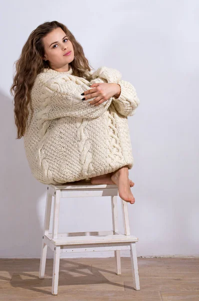 Mujer triste envuelta en un suéter —  Fotos de Stock