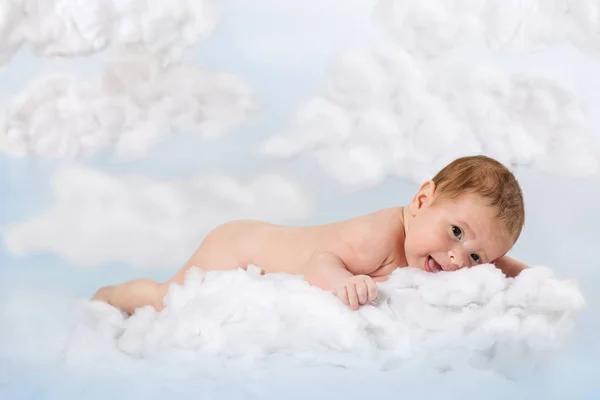 Un niño recién nacido yace en una nube —  Fotos de Stock