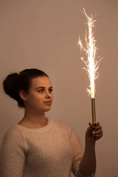 Mujer sosteniendo un fuegos artificiales —  Fotos de Stock