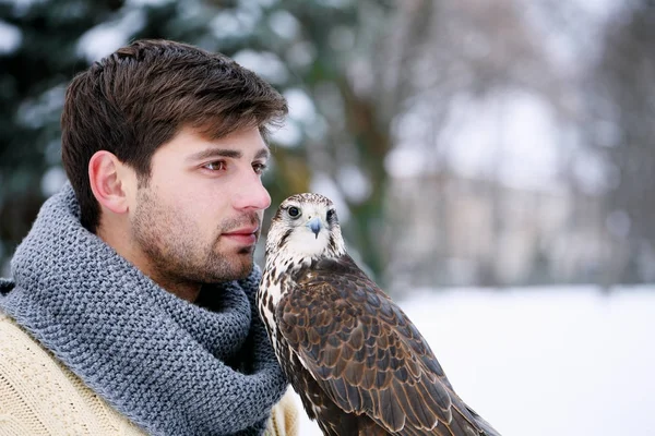 Hombre con una mascota emplumada —  Fotos de Stock