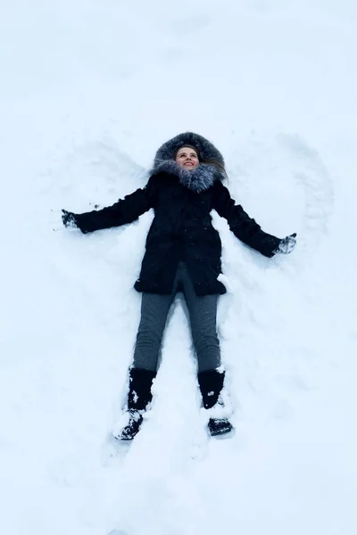 Mulher que põe na neve — Fotografia de Stock