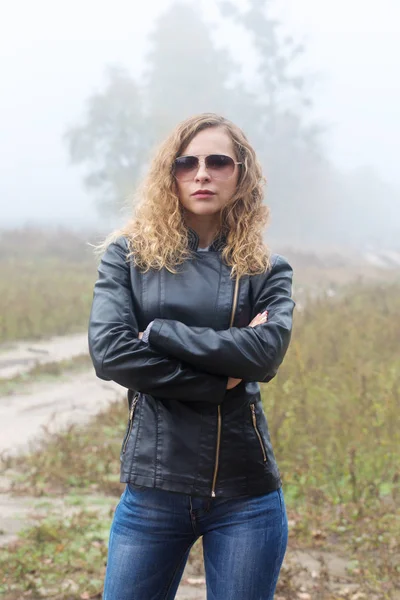 Mujer hermosa en una chaqueta — Foto de Stock