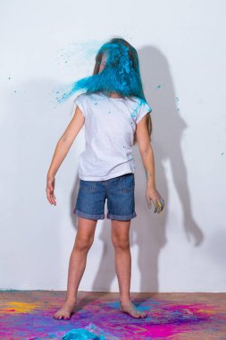 Mavi boya holi yüzünde