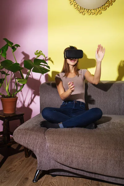 Donna con auricolare realtà virtuale — Foto Stock