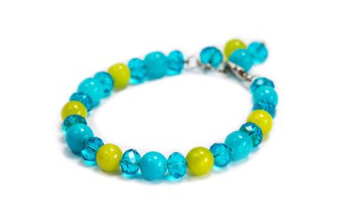 Mavi, yeşil taşlar üzerinden bilezik