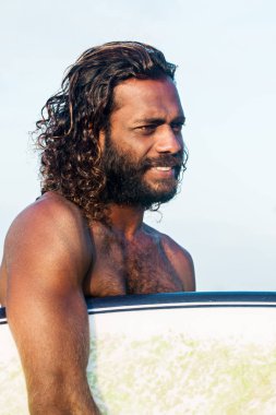 Bir adam bir surfboard ile