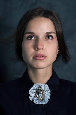 Bir broş ile elbise