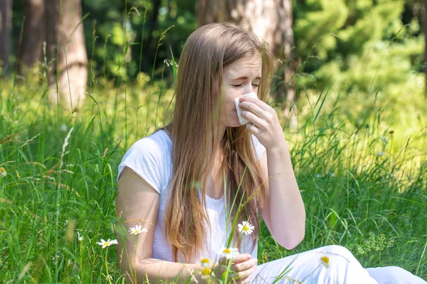 Woman in the meadow sneezes — Stock Photo, Image