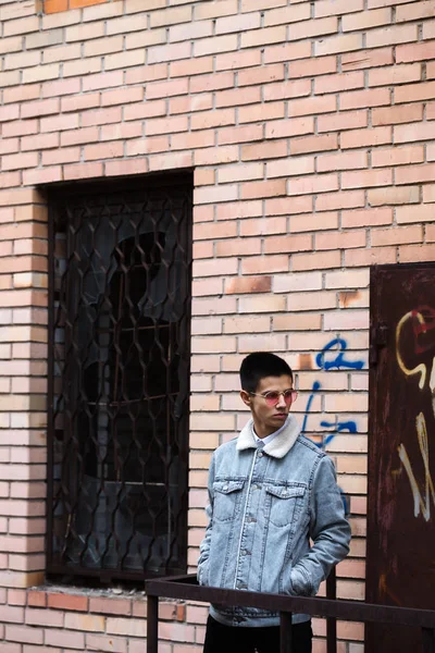 Νεαρός άνδρας κοντά σε ένα εγκαταλειμμένο κτίριο — Φωτογραφία Αρχείου