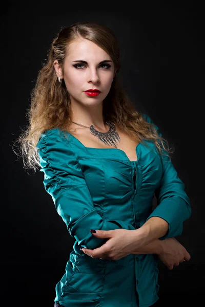 Mujer en un collar de plata — Foto de Stock