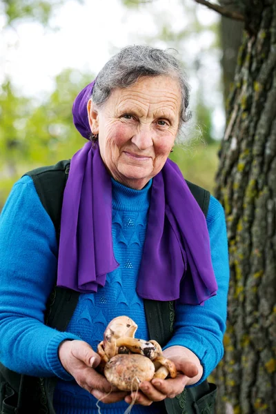 Oude vrouw met champignons — Stockfoto