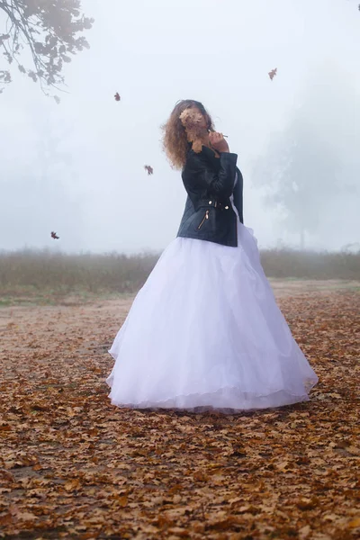 花嫁がウェディング ドレスと革のジャケット — ストック写真