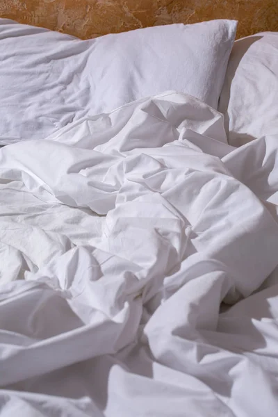 Un lit blanc froissé — Photo