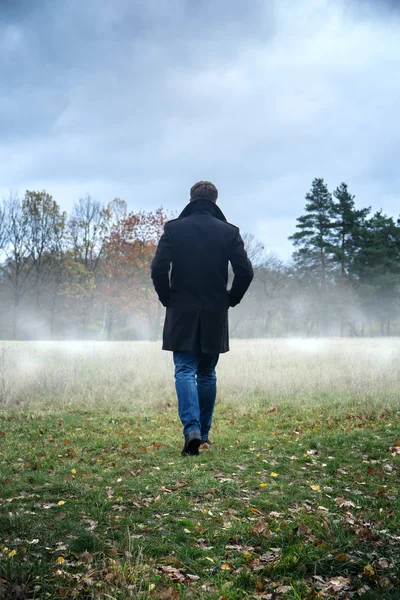 O homem está caminhando no campo — Fotografia de Stock