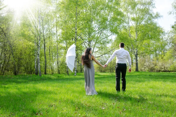 Andar sob o guarda-chuva — Fotografia de Stock