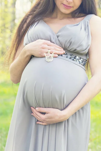 Donna in attesa di sua figlia, primo piano — Foto Stock