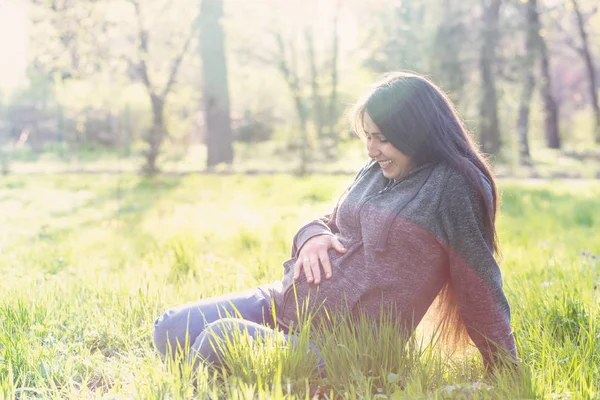 Žena sedí na louce — Stock fotografie