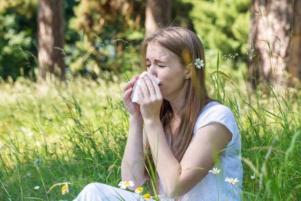 Woman in the meadow — Stock Photo, Image