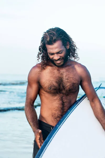Surfista sonriente con tabla — Foto de Stock