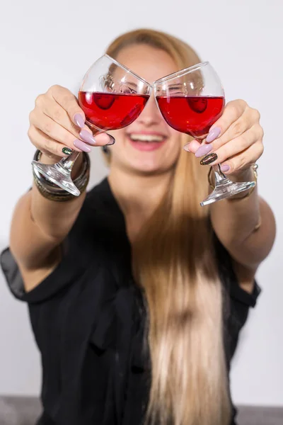 Mulher alegre com um copo de vinho — Fotografia de Stock