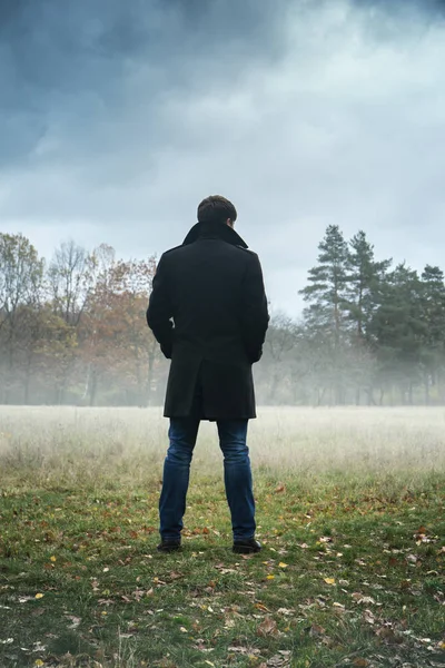 The man is standing in the field — Stock Photo, Image