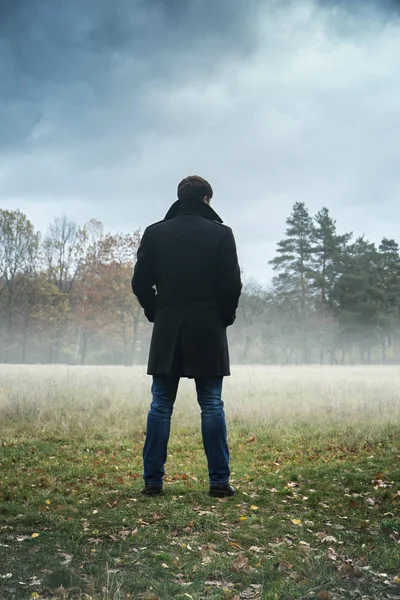 El hombre está de pie en el campo — Foto de Stock