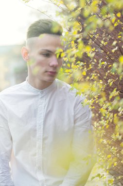 sonbahar yaprakları ile genç adam