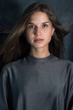 saç uçan ile bir kadın portresi