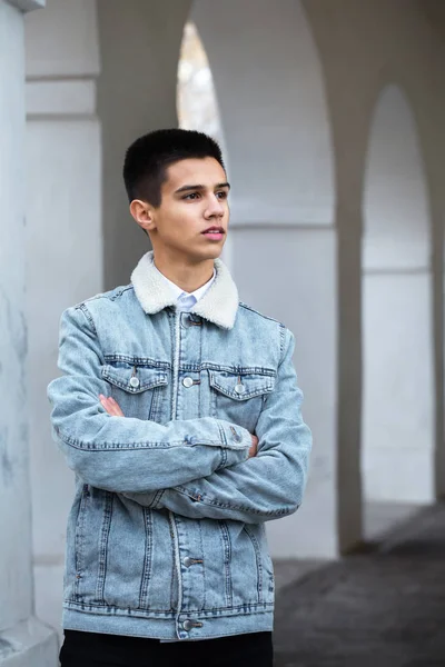 Молодой парень в джинсовой куртке — стоковое фото