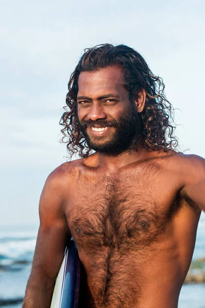 Retrato de un surfista sonriente — Foto de Stock