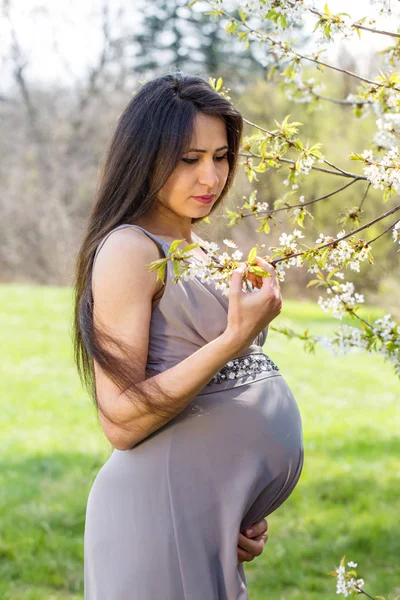 Femme près de l'arbre à fleurs — Photo