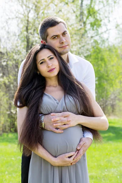 Portrait d'un couple enceinte — Photo