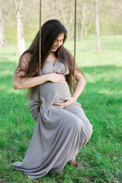 Retrato de una mujer en un columpio — Foto de Stock