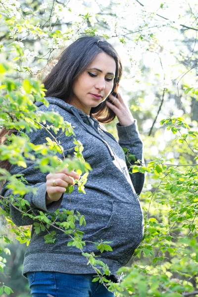 Donna incinta, ritratto primaverile — Foto Stock