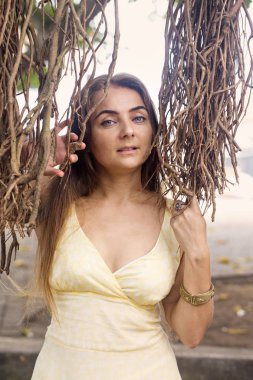 banyan tree yakınındaki bir kadın portresi