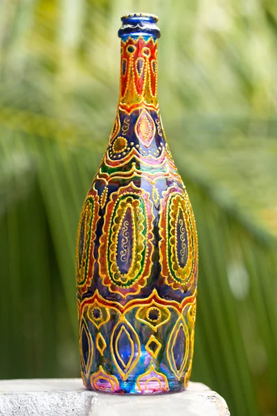 Grande garrafa com decoração — Fotografia de Stock