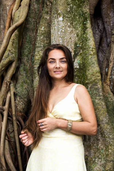Mujer de pelo largo cerca de un árbol —  Fotos de Stock