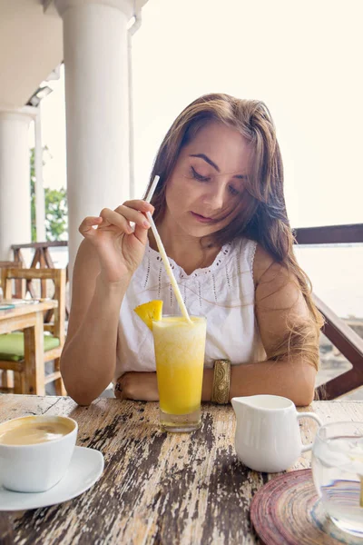 Woman drinking pineapple juice — Stock Photo, Image