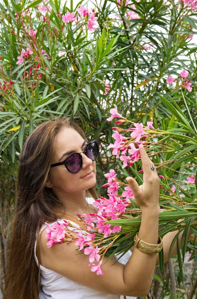 Kobieta w pobliżu krzew oleander — Zdjęcie stockowe
