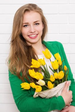 Lale bir buket ile güzel kadın