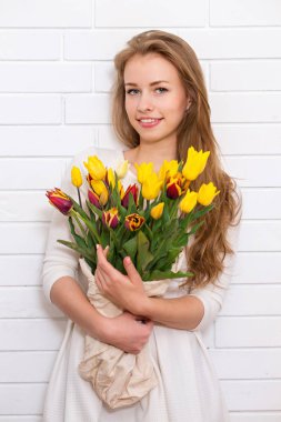 güzel bir kadınla bir Lale