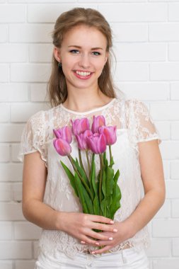 kadın bir buket ile