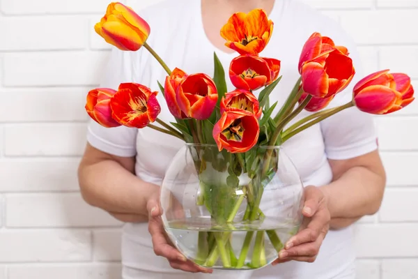 Mãos femininas segurar um vaso grande — Fotografia de Stock