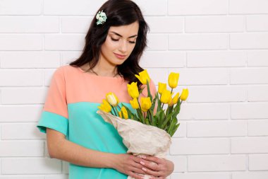 güzel bir kadın bir buket görünüyor