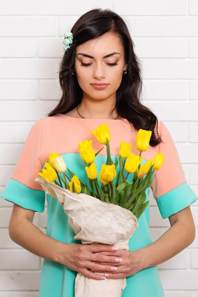 Een vrouw kijkt naar een boeket — Stockfoto