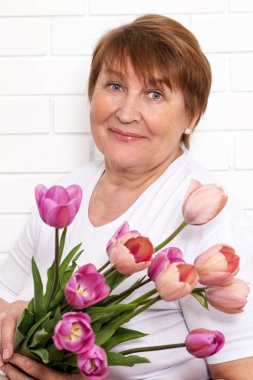 kadın bir buket ile