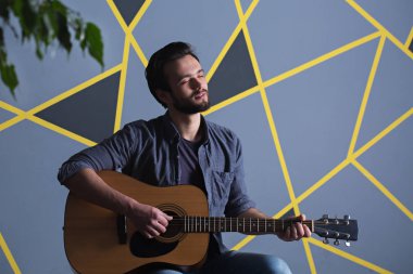 Adam bir şarkı söylerken