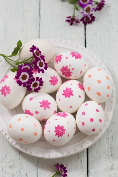 Яйца с весенними цветами — стоковое фото