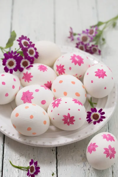 Яйца с розовыми цветами — стоковое фото